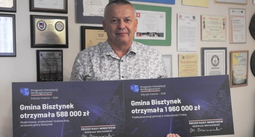  Marek Dominiak, burmistrz Bisztynka otrzymał aż dwie promesy na realizację zadań inwestycyjnych w Troksach i Bisztynku (Fot. Gmina Bisztynek)