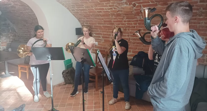 Swoje miejsce w Piwnicach Ratuszowych ma utytułowany Zespół Muzyki Myśliwskiej „Derkacz”, który przygotowuje się tu do swoich występów, bierze udział w warsztatach udoskonalając umiejętności (Fot. Archiwum)