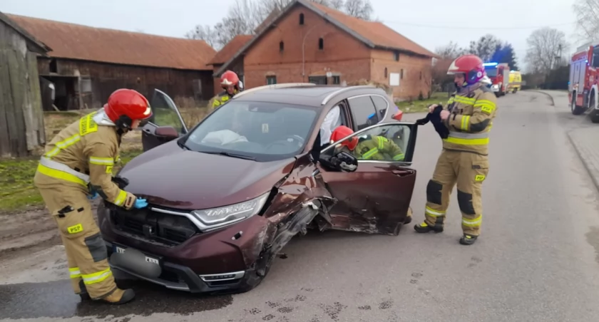 Siła uderzenia była tak duża, że koło hondy odłączyło się od auta, a następnie uderzyło w szybę czołową audi (Fot. Policja)