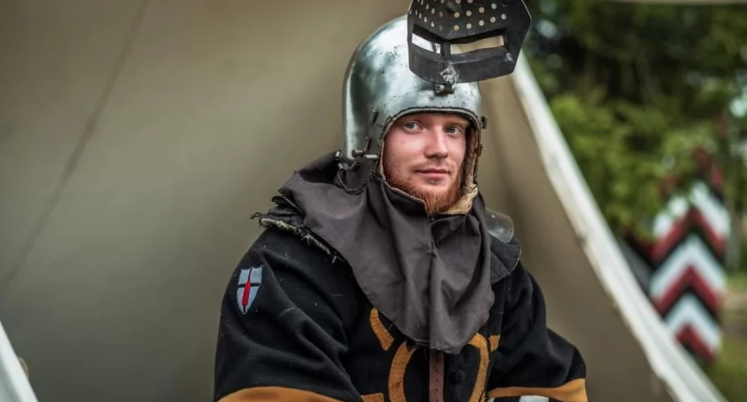 Jakub Kosakowski, policjant z Komendy Powiatowej Policji w Bartoszycach od 4 lat jest członkiem Bractwa Rycerskiego Komturii Nidzickiej (Fot. Policja)