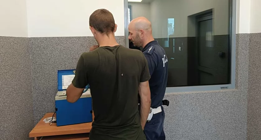 Kierujący VW 33-latek ze Szczytna, miał w organizmie blisko 0,7 promila alkoholu, bo jak powiedział: „nie zdążył wytrzeźwieć przed robotą” (Fot. KPP Bartoszyce)