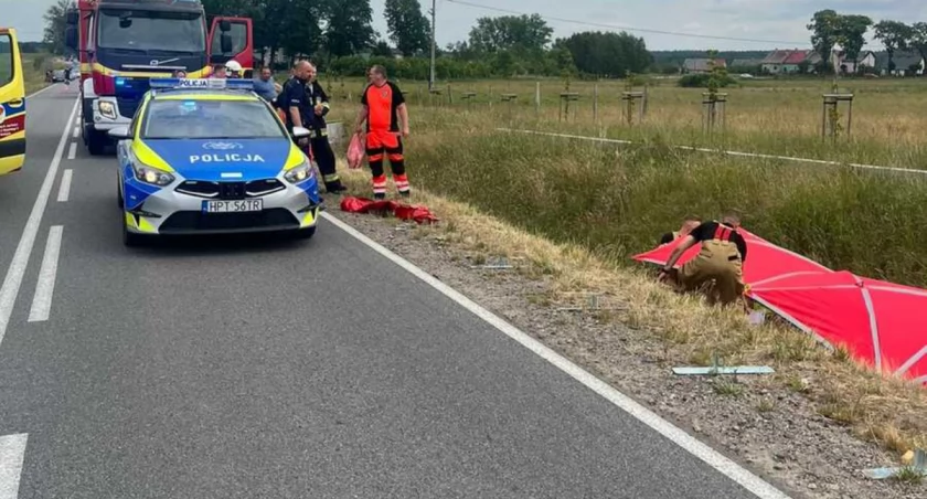  56-letni motocyklista na łuku drogi wyprzedzał osobówkę, a gdy wracał na swój pas ruchu, z naprzeciwka nadjechało auto, na którego widok mężczyzna stracił panowanie nad motocyklem i wjechał do rowu (Fot. KPP Bartoszyce)