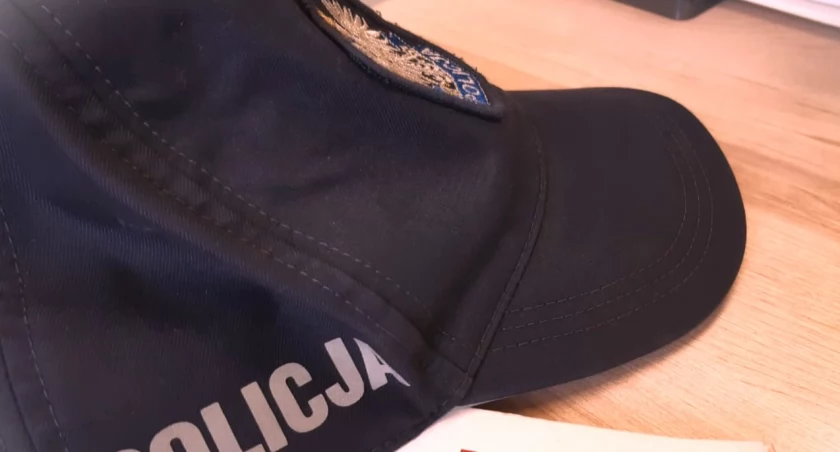 Najpierw zaatakował i obrażał policjantów, a później żałował swoich czynów i tłumaczył się emocjami i wypitym alkoholem. Mimo skruchy 41-latek z Bartoszyc może trafić za kraty nawet na 3 lata.