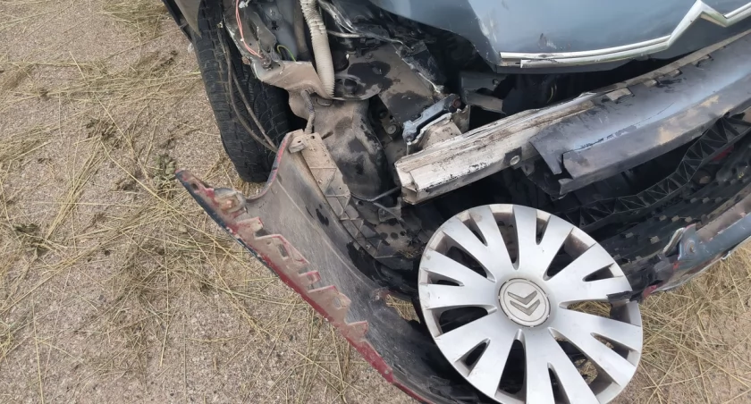 Policjanci ustalili na miejscu, że 59-letni mieszkaniec gm. Bartoszyce, jadący citroenem, chciał wyprzedzić samochód ciężarowy i uderzył w tył tego pojazdu (Fot. KPP Bartoszyce)