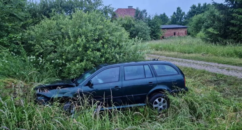 Policjanci wykonali oględziny miejsca zdarzenia i zabezpieczyli auto na parkingu strzeżonym (Fot. KPP Bartoszyce)