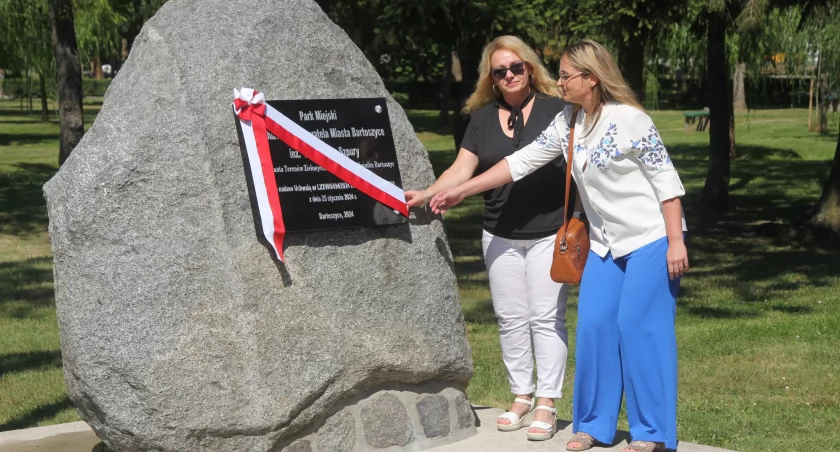 Tablicę odsłoniły Monika Szpura-Kazimierczuk oraz Martyna Szpura (Fot. Tomasz Miroński)