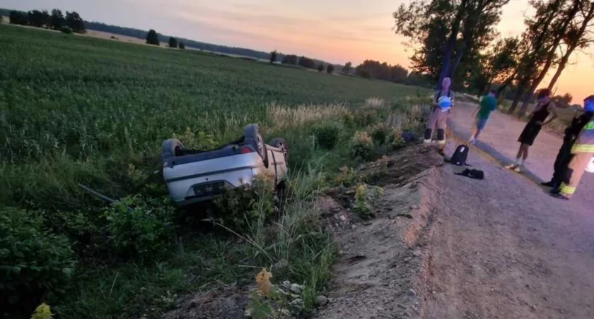Niedoświadczony kierowca, który przewoził pasażera, jechał za szybko, co spowodowało utratę panowania nad autem, które w rezultacie dachowało (Fot. KPP Bartoszyce)