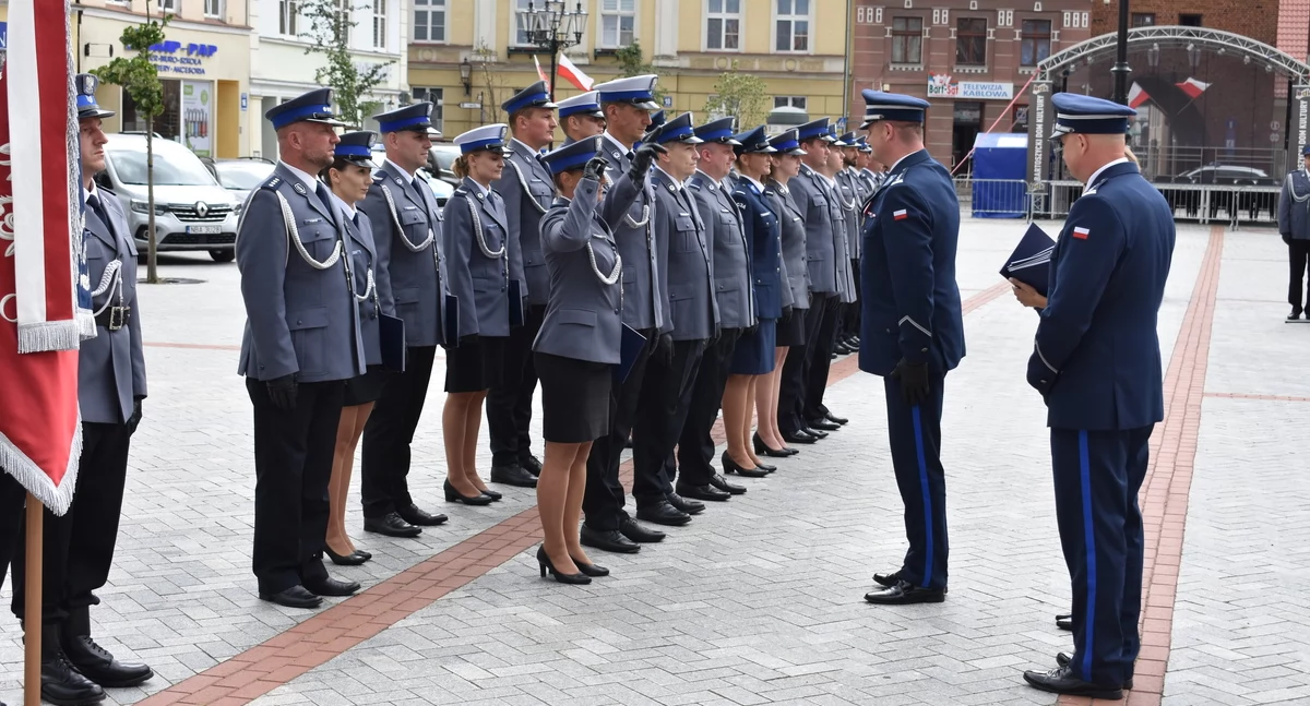 W czasie uroczystego apelu bartoszyccy policjanci z rąk pełniącego obowiązki Zastępcy Komendanta Wojewódzkiego Policji w Olsztynie odebrali odznaczenia i awanse na wyższe stopnie (Fot. KPP Bartoszyce)