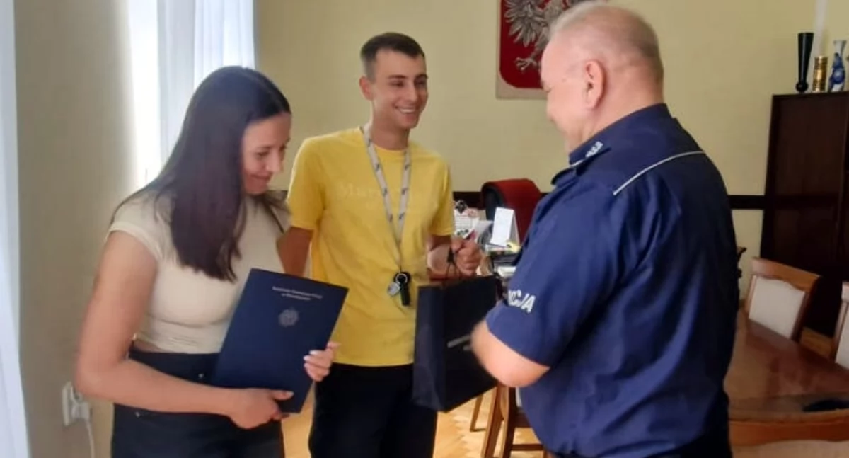 Z Agnieszką Potymko i Kamilem Kowalewskim spotkali się Irena Wołosiuk oraz mł. insp. Tomasz Skarżyński, by podziękować im za czujność, odpowiedzialność oraz pomoc w wyeliminowaniu z drogi nietrzeźwego i niebezpiecznego kierującego, oraz wręczyć im upominki (Fot. KPP Bartoszyce)