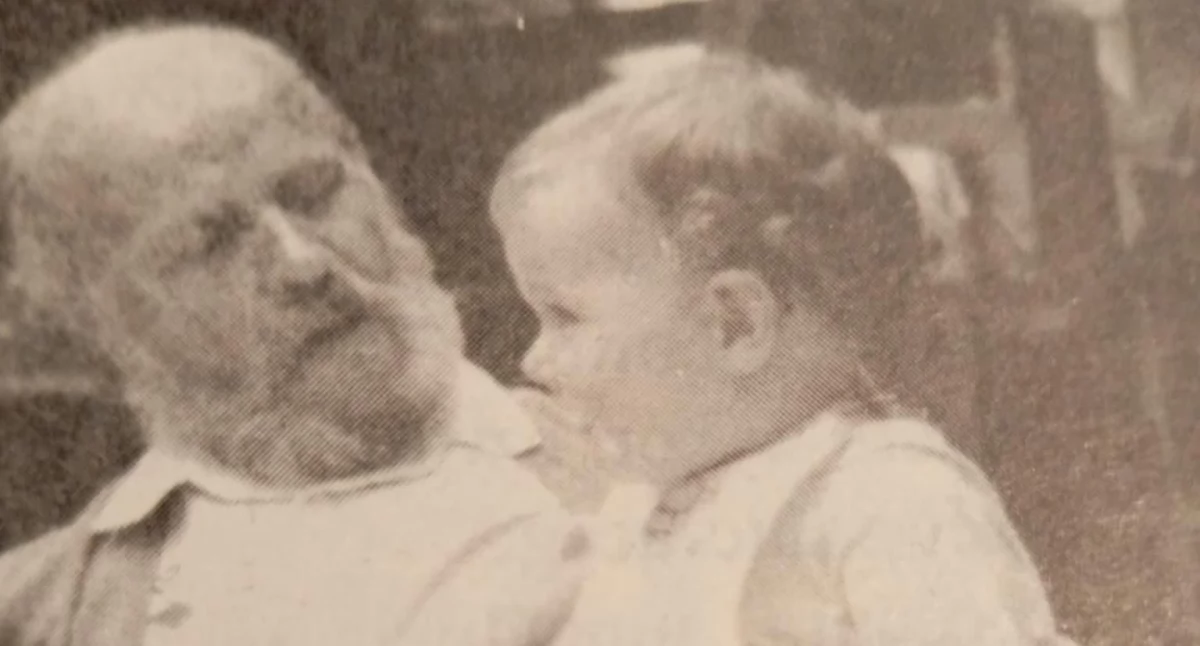 Zbigniew Obłamski z wnukiem  (Fot. Archiwum Wiadomości Bartoszyckich)