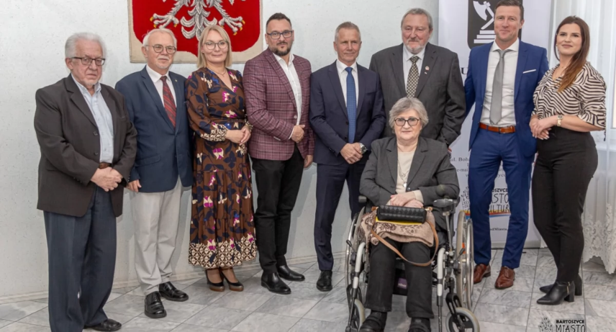 Bogdan Żurek, urodzony w 1949 roku w Bartoszycach, to postać, która znacząco wpisała się w historię naszego kraju i lokalnej społeczności (Fot. UM Bartoszyce)