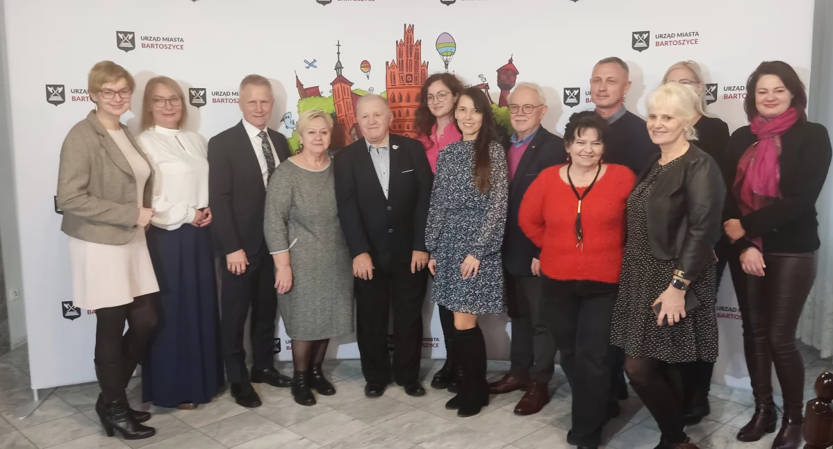 Podczas ceremonii, która odbyła się w Urzędzie Miasta Bartoszyce, gratulacje złożyli m.in. Wiesław Kurach, burmistrz Bartoszyc oraz przewodnicząca Rady Miasta Bartoszyce Katarzyna Zagajewska-Sycz (Fot. Tomasz Miroński)