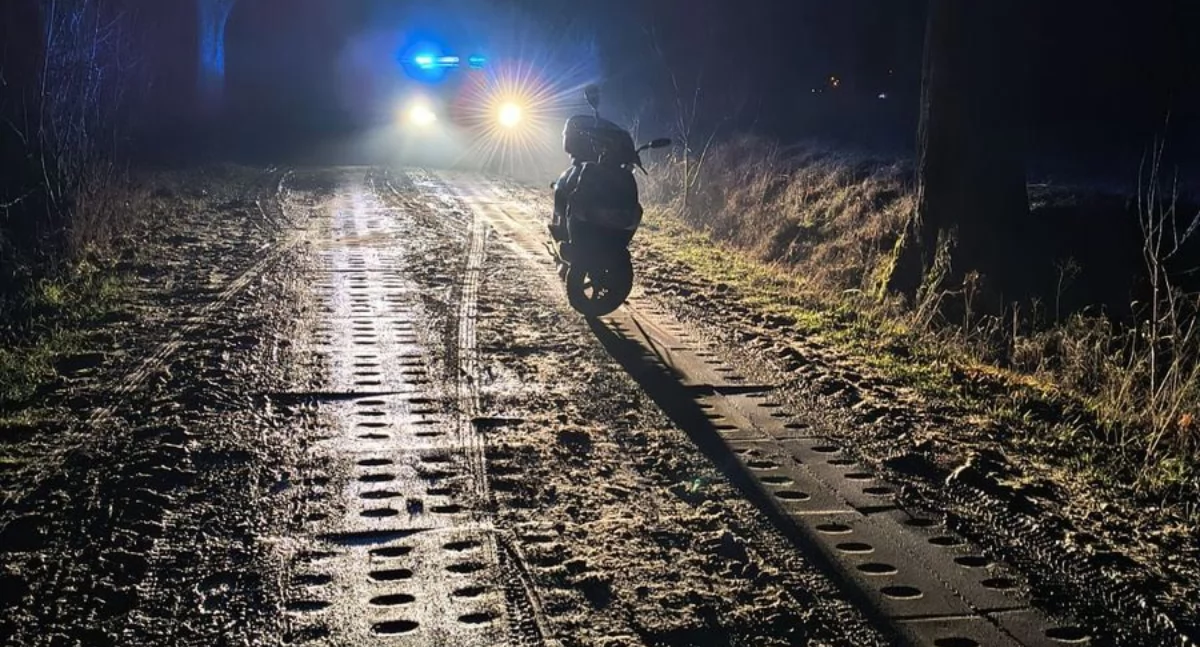 Policjanci ustalili, że 62-letni dziadek chłopca, jechał z dzieckiem na skuterze i na obłoconej nawierzchni przewrócił się (Fot. KPP Bartoszyce)