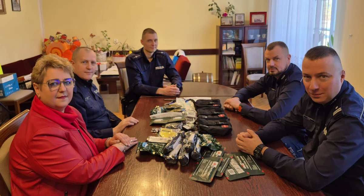 Nowe apteczki, w pełni wyposażone w niezbędne materiały medyczne, będą nie tylko narzędziem w rękach policjantów, ale także symbolem troski o zdrowie i bezpieczeństwo mieszkańców Sępopola (Fot. UMiG Sępopol)