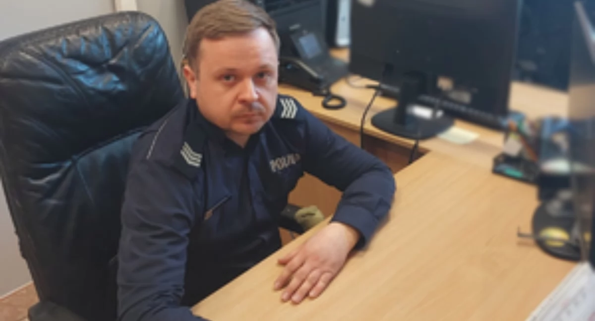 Ariel Matulewicz, swoją postawą, przypomniał o odpowiedzialności, która towarzyszy funkcjonariuszom przez całą dobę (Fot. KPP Bartoszyce)