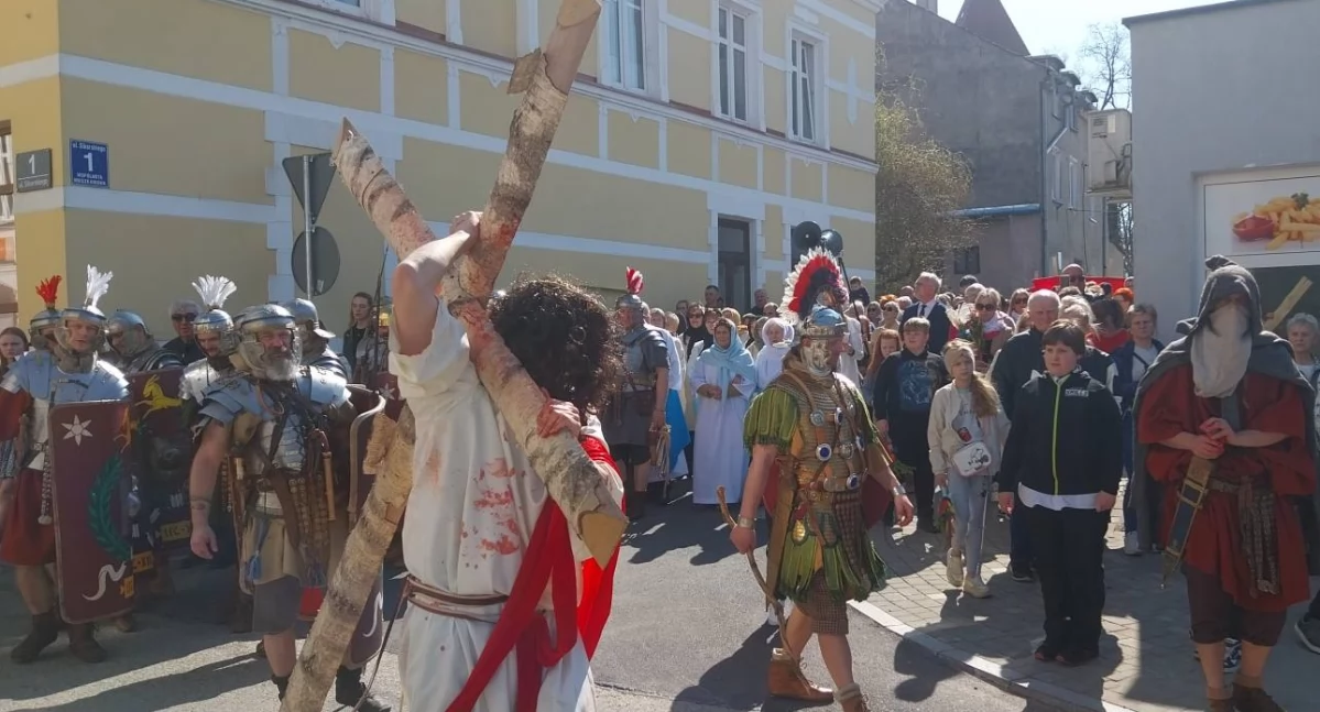 Misterium Męki Pańskiej w Górowie Iławeckim to nie tylko spektakl – to rytuał, który łączy ludzi (Fot. OK Górowo Iławeckie)