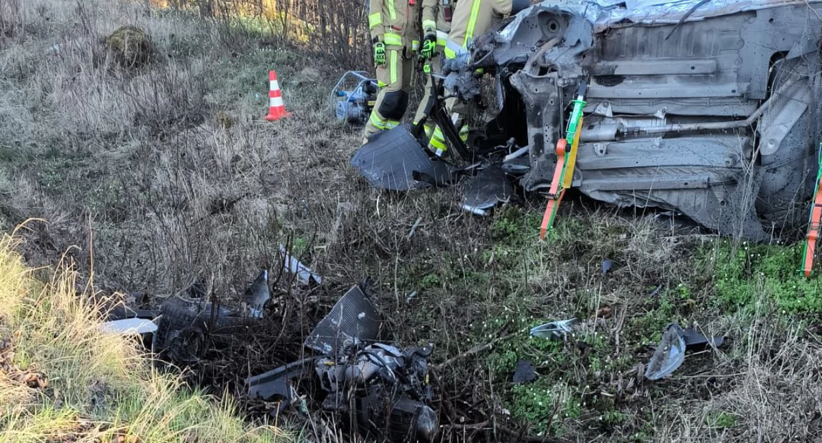 Wypadki drogowe, Tragiczny wypadek trasie Bisztynek Sątopy zginął letni kierowca peugeota - zdjęcie, fotografia