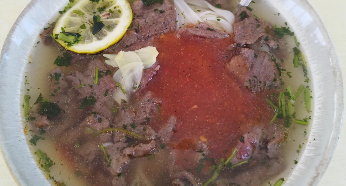Z menu, które liczy blisko sto osiemdziesiąt pozycji, wybrałem zupę Pho z wołowiną (Fot. Jarek Góral)