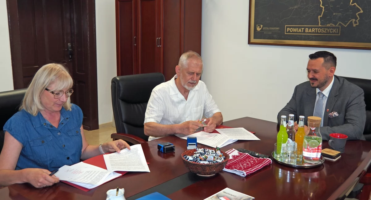 Podpisanie umowy dotacyjnej z ks. mitratem Janem Łajkoszem – Proboszczem Parafii Greckokatolickiej w Górowie Iławeckim (Fot. Powiat Bartoszycki)