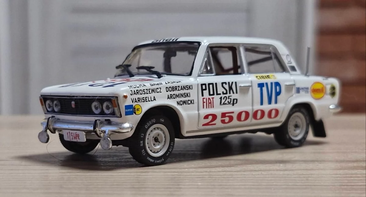 Polski Fiat 125p – mistrz rekordów w wersji mini. Dziś – dumnie parkuje w moim Muzeum Motoryzacji w Miniaturze, przypominając, że prędkość, pasja i historia mogą mieścić się nawet w dłoni  (Fot. Kamil Kaczyński)