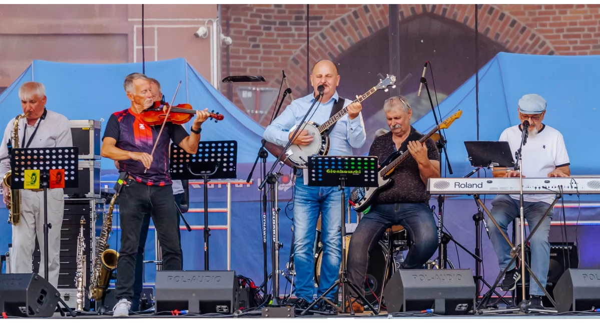 Na scenie wystąpiła Druga Zmiana z Bartoszyckiego Domu Kultury, której dynamiczne brzmienie pokazało, jak lokalne tradycje mogą rozwijać się i inspirować kolejne pokolenia. (Fot. Bogdan Pietrzyk)