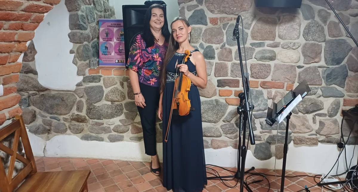 Ostatni koncert z cyklu „Letnie Granie” przyciągnął publiczność, która miała okazję doświadczyć spotkania z artystką o niezwykłym temperamencie i scenicznym wdzięku – Katarzyną Sznitowską (Fot. Archiwum Piwnic Ratuszowych)  
