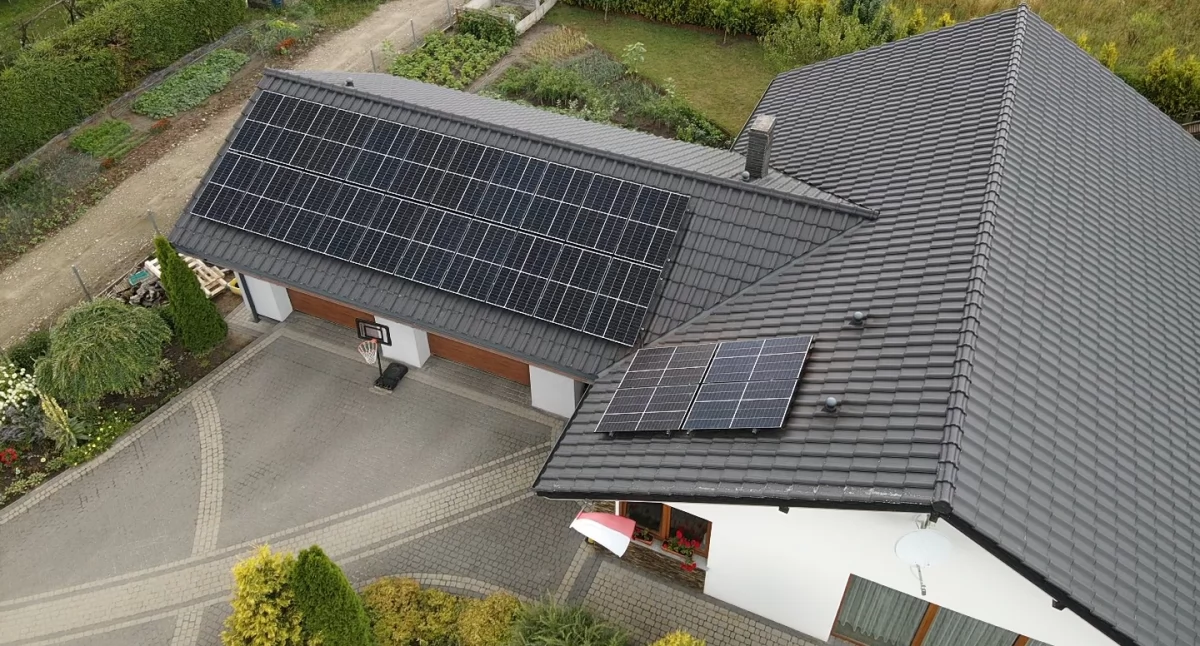 Instalacja fotowoltaiczna, najlepiej uzupełniona o magazyn energii, to rozwiązanie, które nie tylko radykalnie zmniejszy koszty, ale też zabezpieczy nas przed ewentualnymi przerwami w dostawie prądu (Fot. Archiwum)