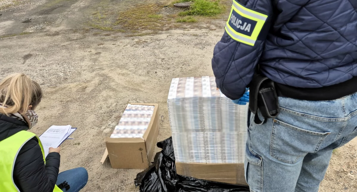 Na miejsce wezwano policyjnego pirotechnika, który sprawdził podwieszony karton. Nie znaleziono materiałów wybuchowych Fot. KPP Bartoszyce