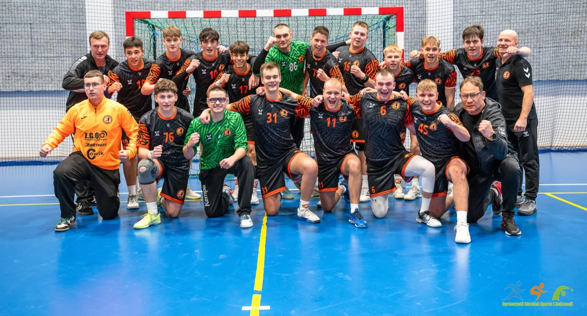 Radość po końcowym gwizdku! BSMS Bartoszyce zalicza kolejne zwycięstwo w II lidze, pokonując FENIX Bydgoszcz 42:29. Fot. Tomasz Pisarski