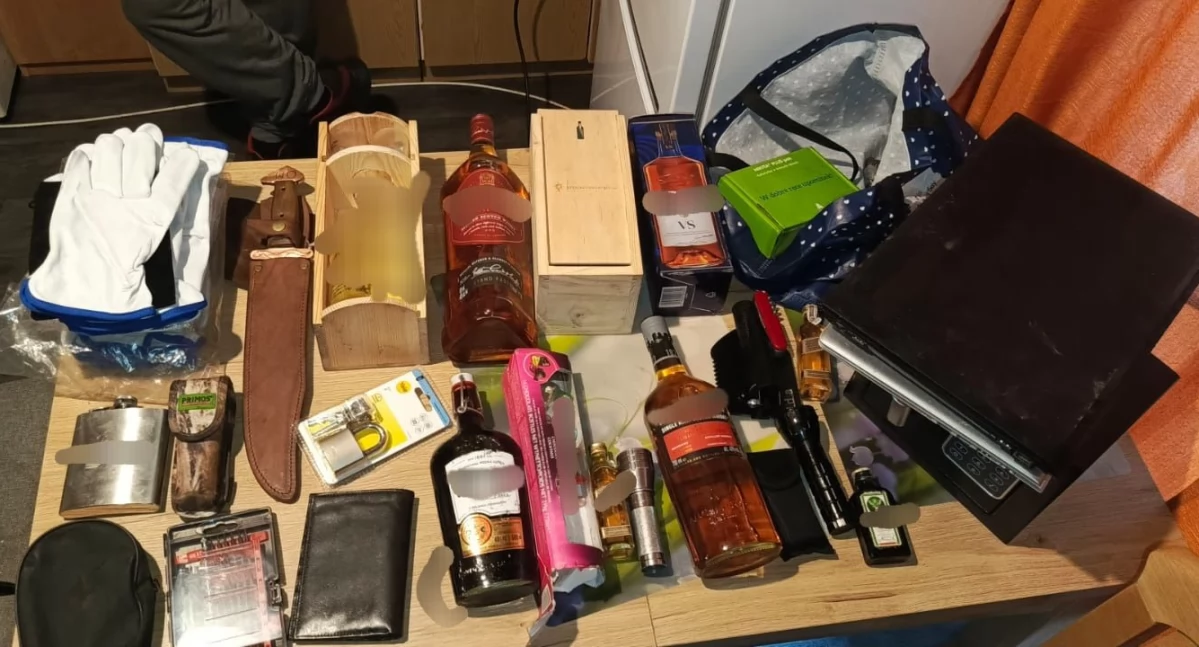 Łupem złodziei padły m.in. dwa laptopy, nóż myśliwski, saperka, latarki, rękawice robocze oraz alkohol. Właściciel oszacował wartość strat na 5914 złotych (Fot. KPP Bartoszyce)