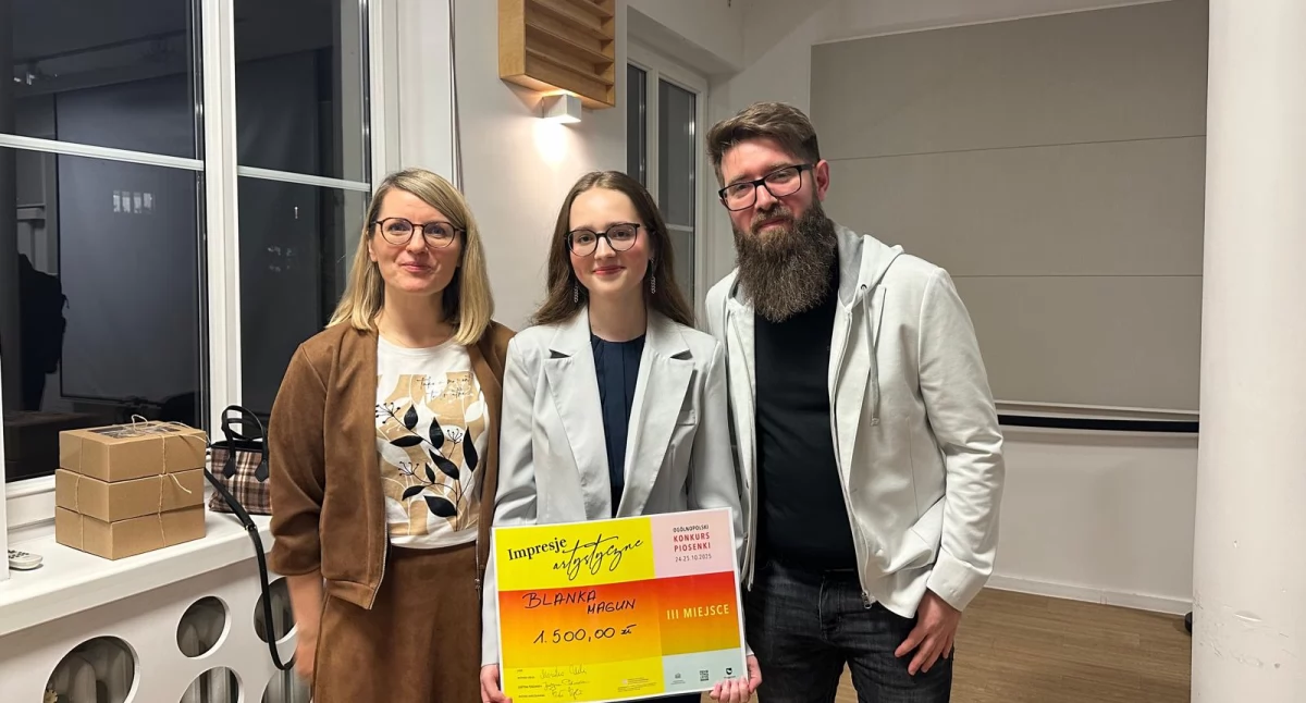 Blanka Magun z Bartoszyc, uczestniczka zajęć wokalnych w Młodzieżowym Domu Kultury pod opieką Pani Eleny Witkowskiej, zdobyła 3. miejsce w prestiżowym Ogólnopolskim Konkursie Piosenki „Impresje Artystyczne” 2025 (Fot. MDK Bartoszyce)