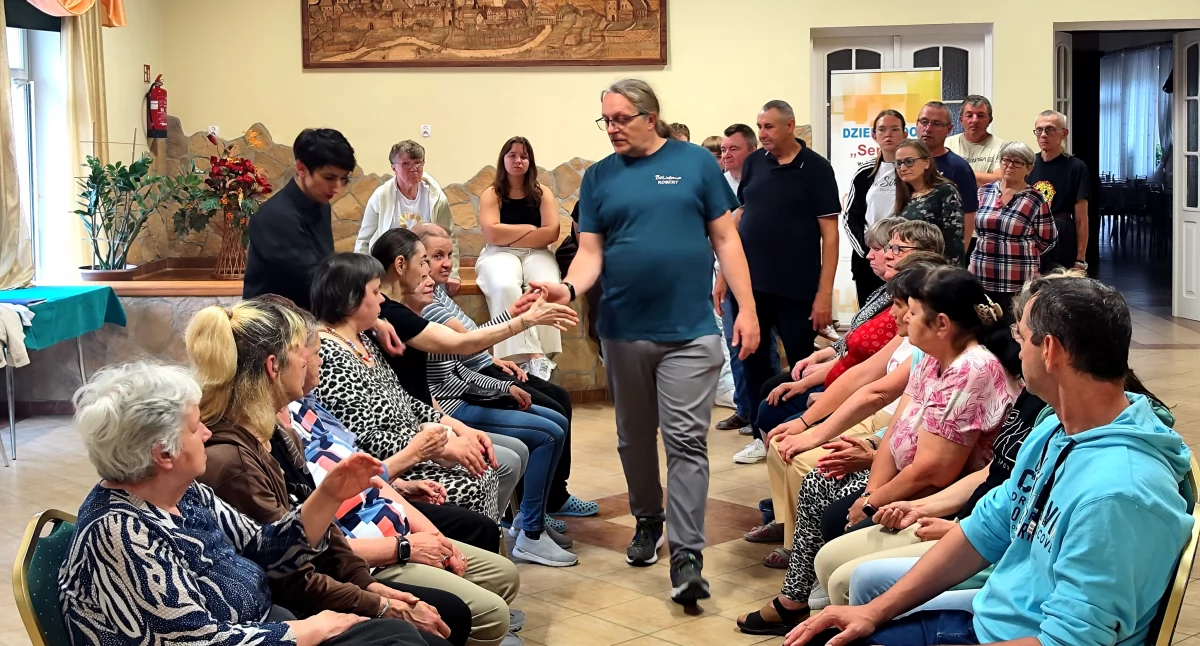 –  Jestem wdzięczny, że moje losy się skrzyżowały z Bartoszycami w przestrzeni teatru integracyjnego. To jest piękne, jak można pracować teatralnie i widzieć, jak osoby odkrywają w sobie talent, odkrywają w sobie świat, mogą występować teatralnie, ciesząc się z tego, że są twórcami – mówi Robert Cyrta  (Fot. Archiwum)
