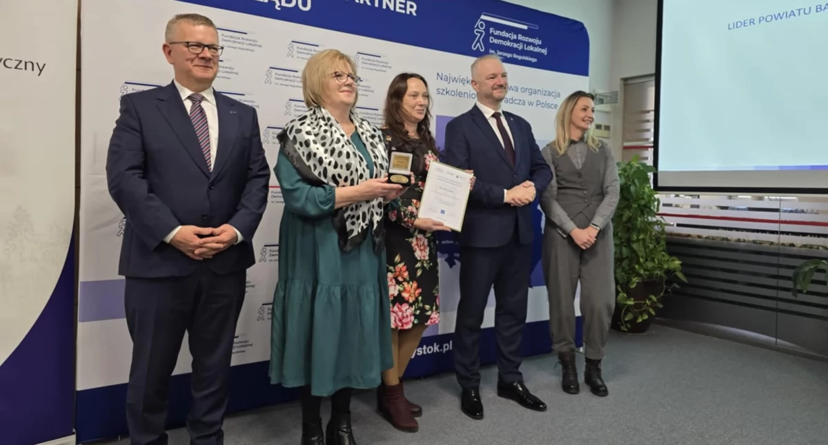 Edyta Jarmoluk (w środku), i Grażyna Sawicz, Przewodnicząca Rady Miasta (druga z lewej), podczas gali, na której Górowo Iławeckie zostało wyróżnione wśród najlepszych samorządów województwa (Fot. Archiwum)
