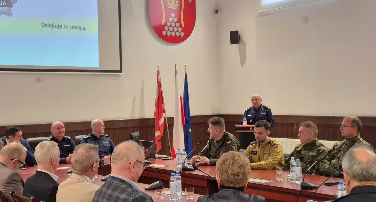 W środę (11 lutego 2026 r.) w sali sesyjnej Starostwa Powiatowego w Bartoszycach odbyła się odprawa roczna podsumowująca działalność Komendy Powiatowej Policji w Bartoszycach w 2025 roku (Fot. KPP Bartoszyce)
