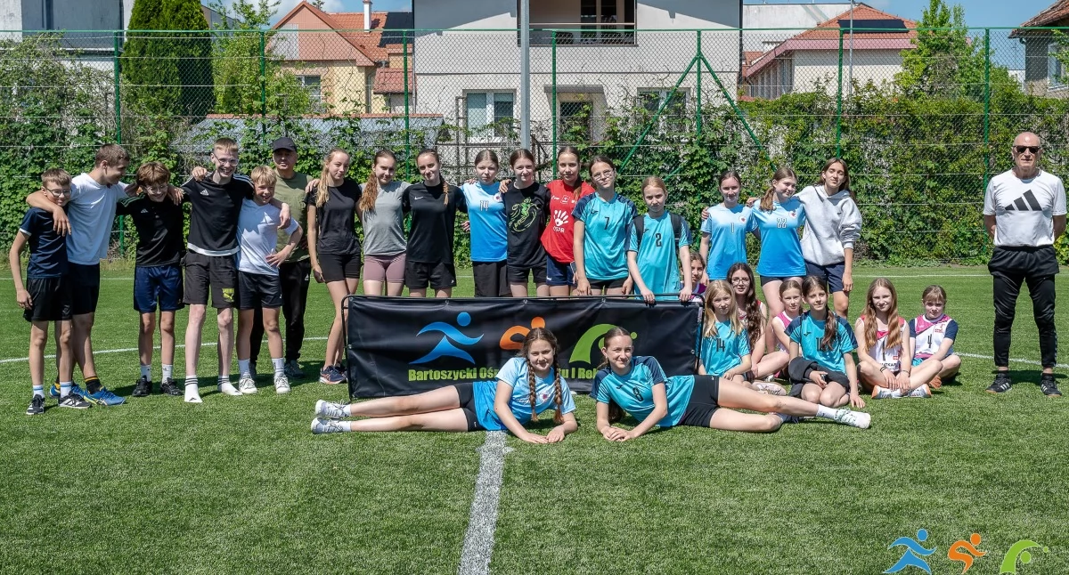 Często narzekamy w mediach na kondycję fizyczną dzieciaków i na to, że wolą komputery od ruchu. Takie dni jak ten pokazują, że wystarczy dać młodzieży odpowiednie warunki i odrobinę wsparcia, a na boisku zostawią serce. Wielkie brawa dla wszystkich uczestników – bez względu na zajęte miejsce (Fot. Tomasz Pisarski)
