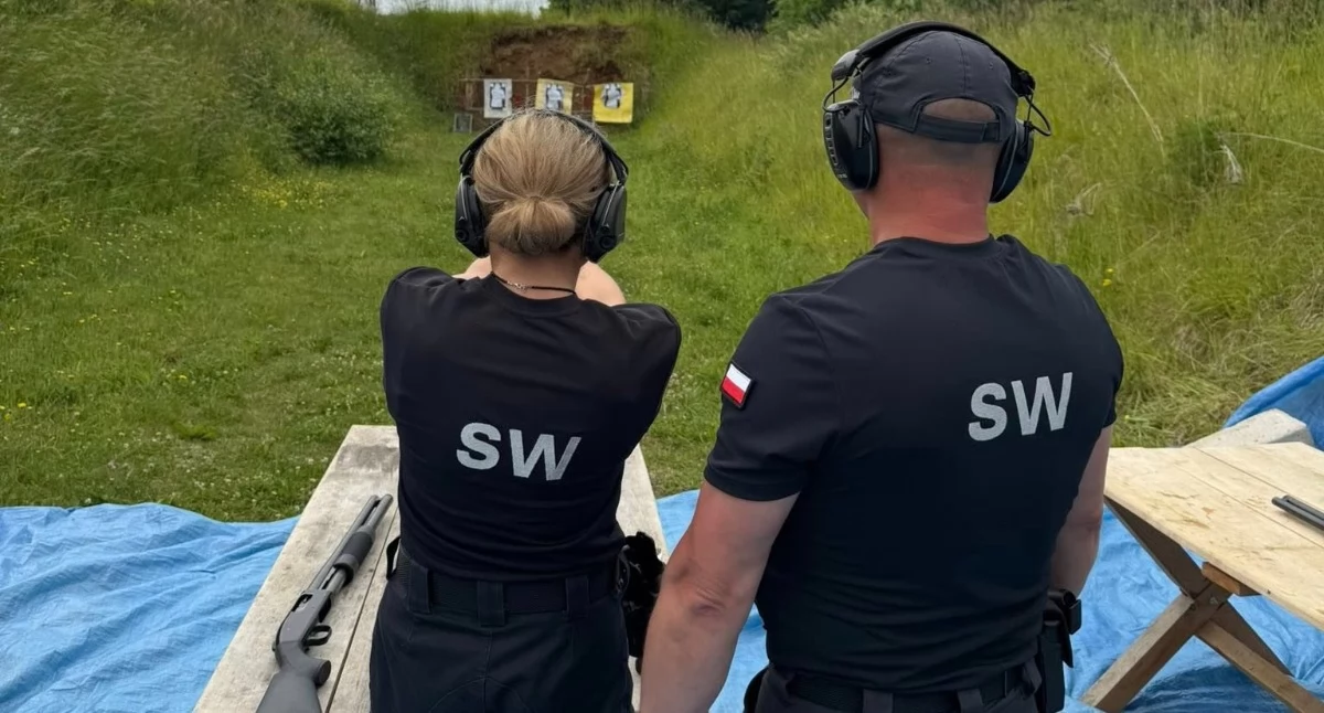 Funkcjonariusze Zakładu Karnego w Kamińsku stale podnoszą swoje kwalifikacje. W ramach cyklu szkoleń doskonalili techniki samoobrony, umiejętności strzeleckie oraz zasady udzielania pierwszej pomocy przedmedycznej (Fot. ZK Kamińsk)