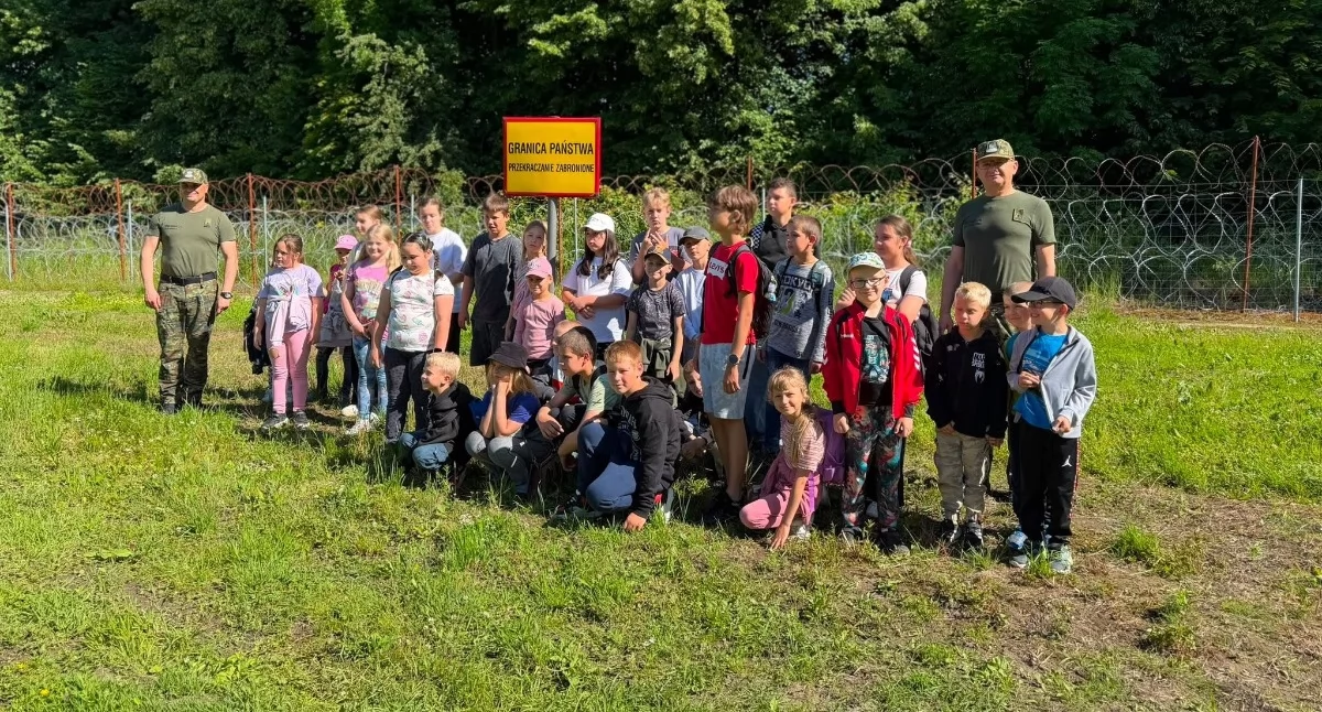Funkcjonariusze przybliżyli uczniom specyfikę swojej służby. Opowiedzieli o zadaniach Straży Granicznej, ochronie granicy państwowej oraz reagowaniu na przypadki jej nielegalnego przekraczania (Fot. SP Dzietrzychowo)