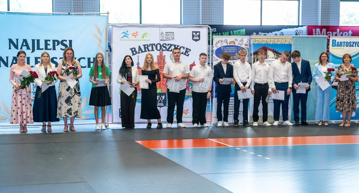 Gala „Najlepsi z najlepszych w Bartoszycach” pokazuje, że w miejskich szkołach nie brakuje zdolnych, ambitnych i pracowitych uczniów. Nie brakuje też nauczycieli, którzy potrafią rozpoznać talent i pomóc go rozwijać (Fot. BOSiR)