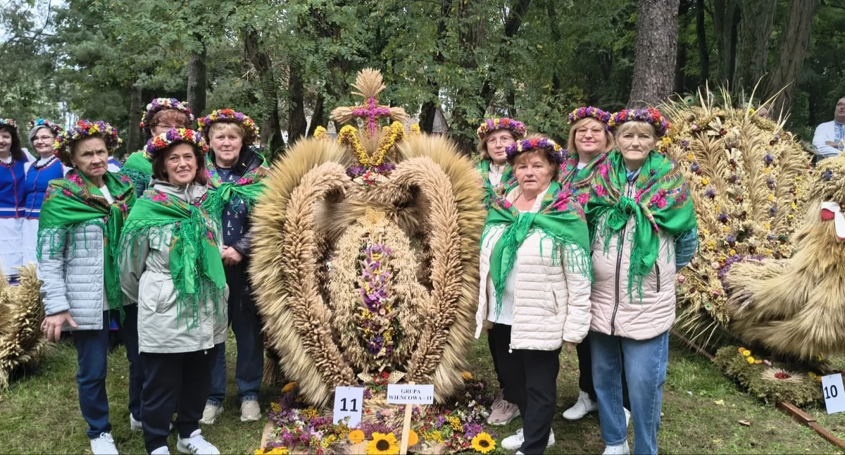 Grupa wieńcowa z Osieki podczas Dożynek Wojewódzkich w Olsztynku (Fot. materiały Gminy Bartoszyce)