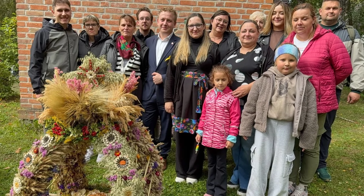 Na dożynki pojechała większa grupa mieszkańców, aby wspierać reprezentację sołectwa i wspólnie uczestniczyć w wydarzeniu (Fot. KGW „Stacja Smaku” w Wiatrowcu) 