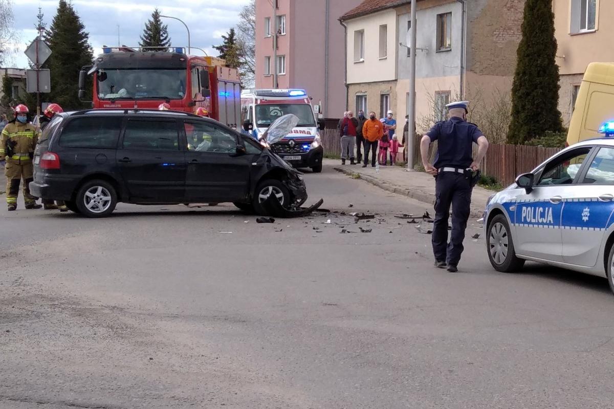 Na miejscu pracują strażacy, Zespół Ratownictwa Medycznego oraz policja