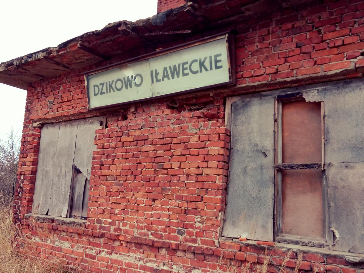 Dewastacja byłego dworca w Dzikowie Iławeckim postępuje