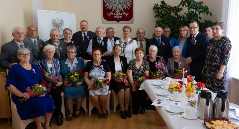Pamiątkowe zdjęcie uczestników uroczystości jubileuszu 50-lecia pożycia małżeńskiego w Sępopolu