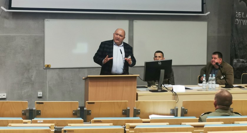 Dr Dariusz Jurczak podczas wystąpienia na konferencji naukowej w Siedlcach (Fot. Tomasz Miroński)