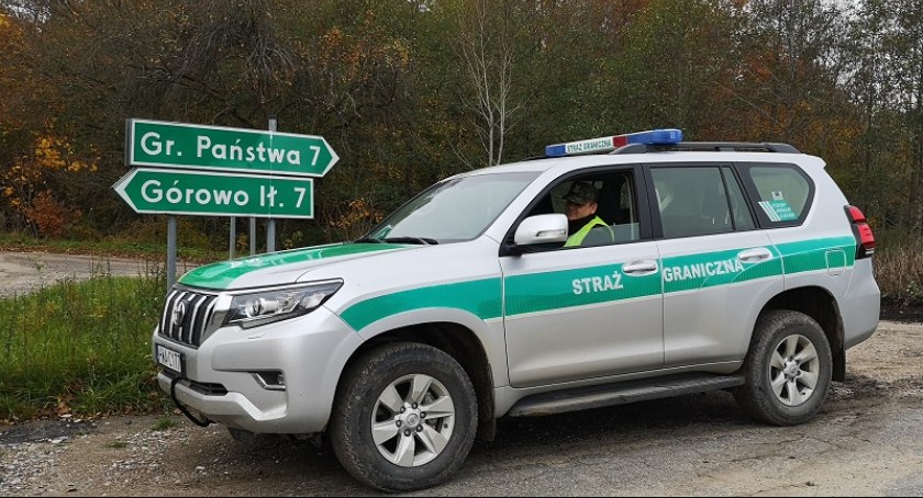 Kiedy funkcjonariusze zatrzymali kierowcę audi w aucie wyczuwalna była woń alkoholu (Fot. SG)