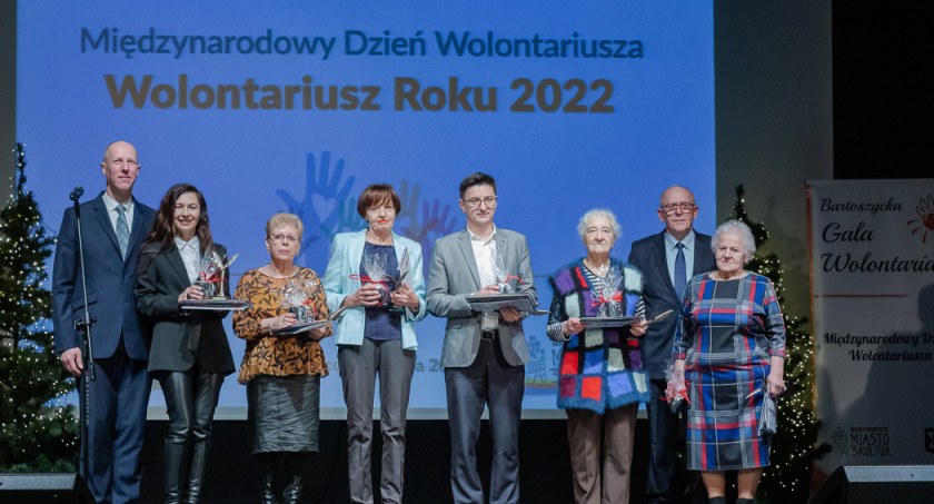 W tym roku Burmistrz Miasta Bartoszyce Piotr Petrykowski wyróżnił 19 wolontariuszy (Fot. UM Bartoszyce)