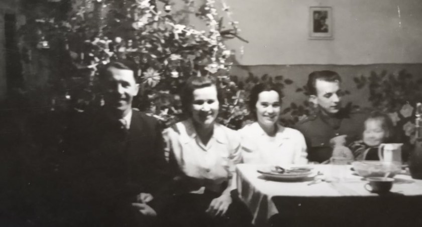 Wigilia w rodzinnym domu pani Elżbiety Stankiewicz w 1952 roku (Fot. Archiwum Elżbiety Stankiewicz