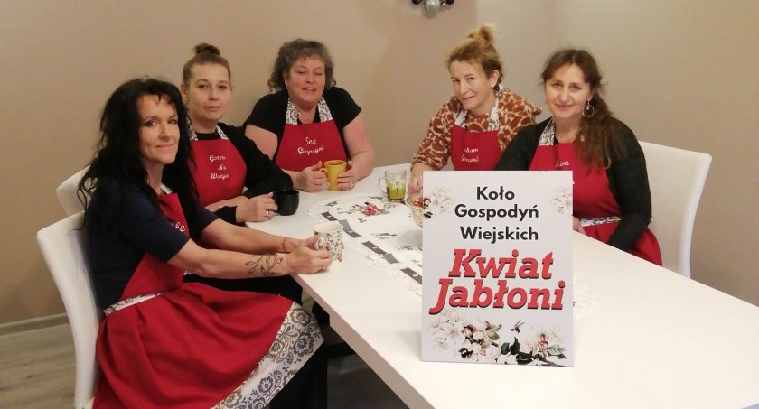 Panie z Koła Gospodyń Wiejskich „Kwiat Jabłoni” takimi wydarzeniami promują tradycje, które wynieśliśmy z własnych domów rodzinnych (Fot. ZD Bartoszyce)