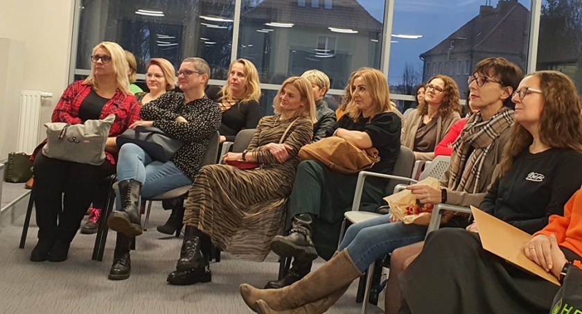 W sobotę 11 lutego w Wojewódzkiej Bibliotece Publicznej w Olsztynie odbyło się otwarte spotkanie dla kobiet, którego organizatorami byli Stowarzyszenie Kobiety w Centrum oddział warmińsko-mazurski i Wojewódzka Biblioteka Publiczna w Olsztynie