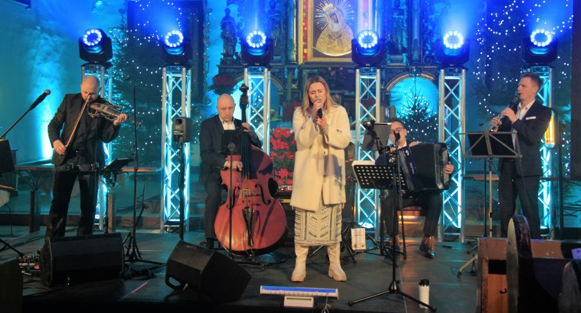 W Sępopolu doszło do wspólnego kolędowania w naszym kościele z zespołem Zagan i Acoustic i wokalistką Patrycją Kunert  (Fot. ks. Patryk Bombiak)